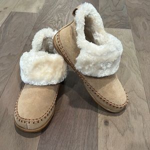 NWOT Minnetonka Joanne Bootie Slipper Size 6